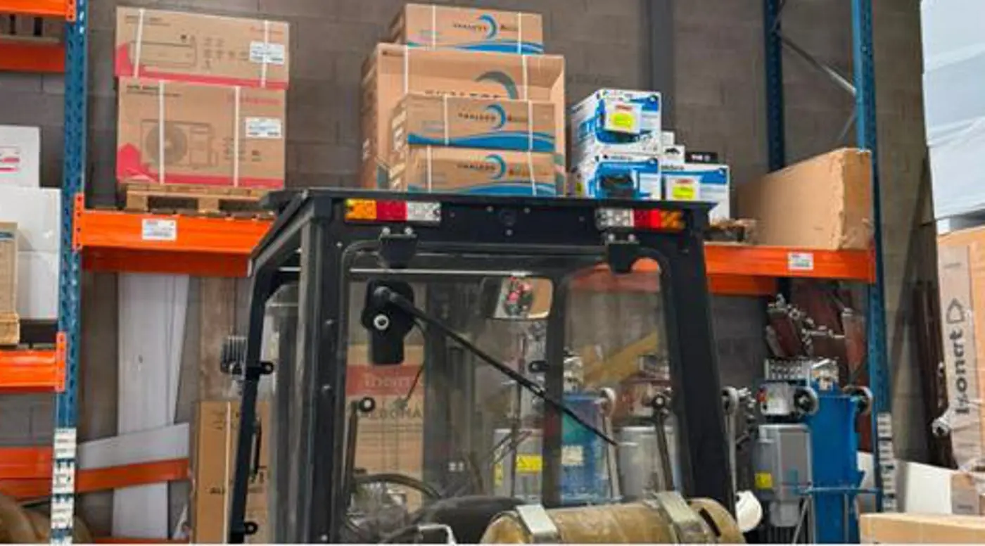 Équipements de pompe à chaleur stockés au dépôt logistique Batexe